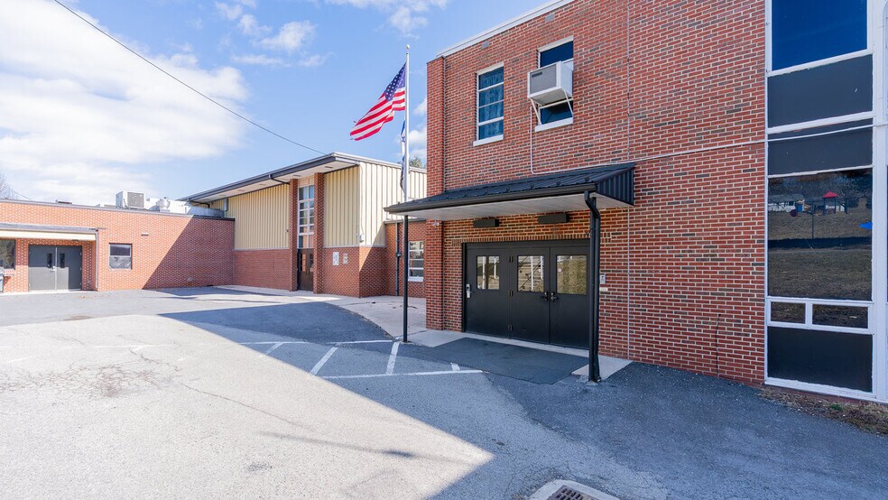 More Photos Of 81 Evick Dr, Franklin Flex For Sale