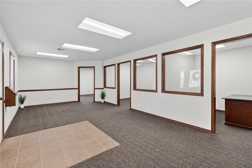 More Photos Of 706 W Broadway St, Spiro Medical For Sale