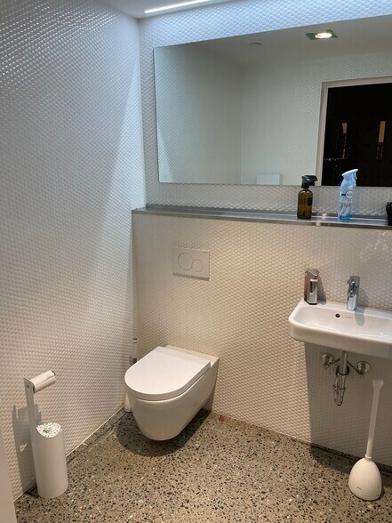 More Photos Of 939 Hastings St E, Vancouver Flex For Sale