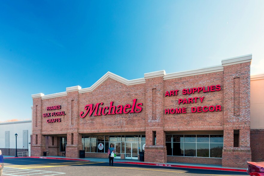 More Photos Of 3211 Peoples St, Johnson City General Retail For Lease