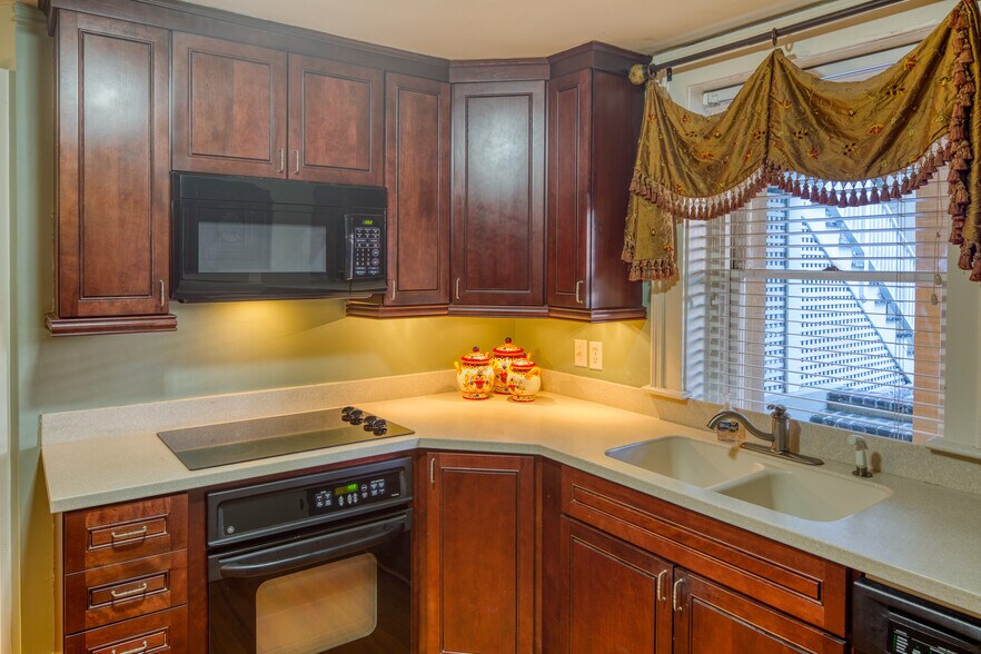 More Photos Of 14 E Taylor St, Savannah Specialty For Sale