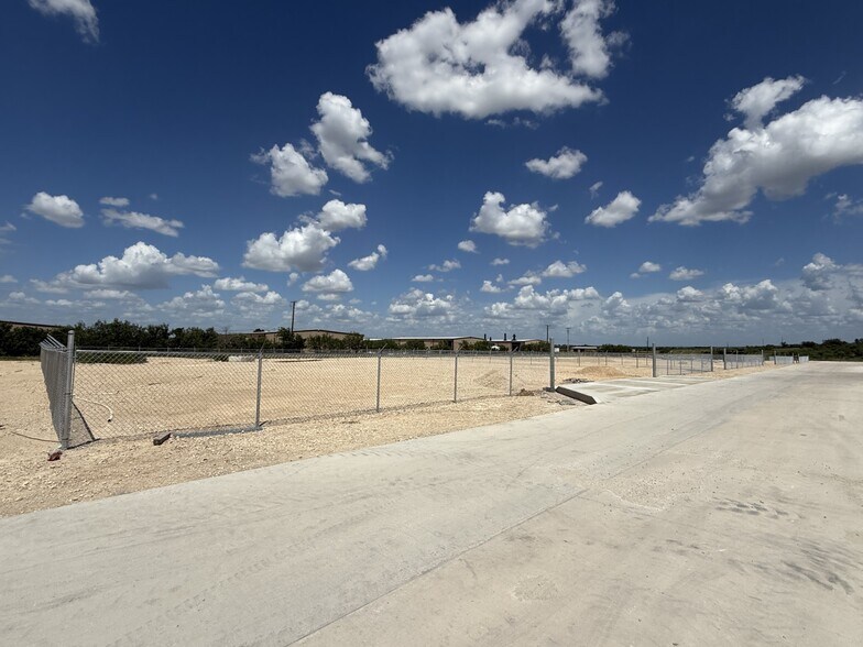 More Photos Of 8081 Old Bastrop Rd, New Braunfels Unknown For Lease