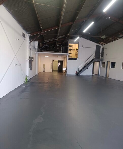 More Photos Of 7822 Salt Lake Ave, Cudahy Warehouse For Lease