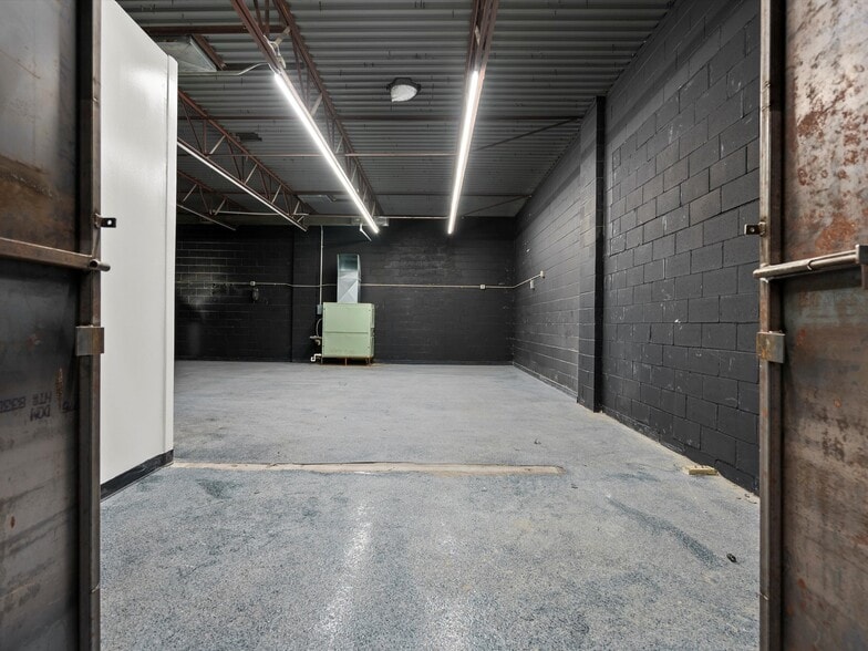 More Photos Of 23409 Dequindre Rd, Hazel Park Manufacturing For Lease