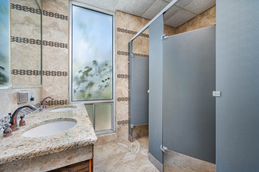 More Photos Of 8100 Broadway St, San Antonio Office For Sale