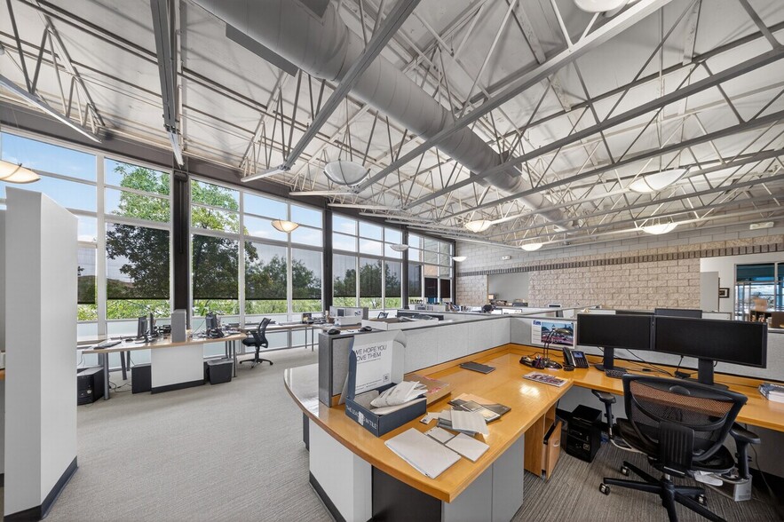More Photos Of 3500 W Burbank Blvd, Burbank Office For Lease