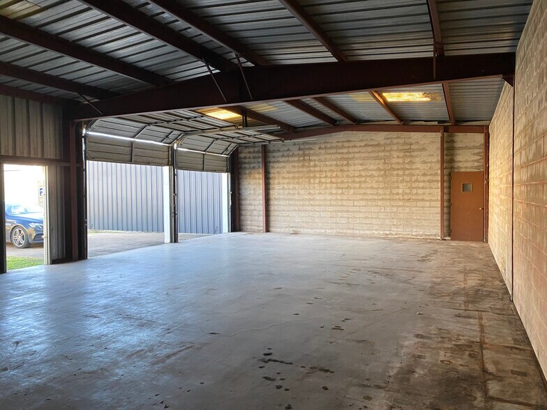 More Photos Of 806 Pollard St, Dallas Warehouse For Sale
