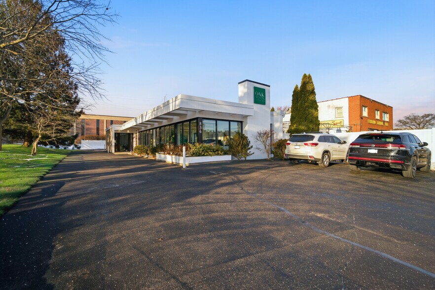 Primary Photo Of 836 Skokie Blvd, Northbrook Office For Sale