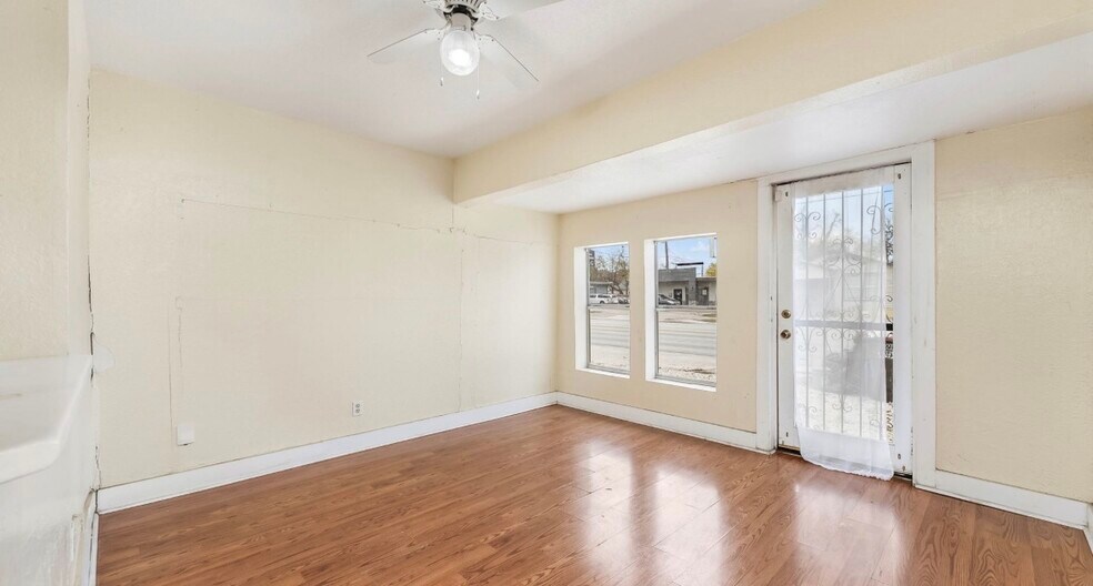 More Photos Of 1121 W Hildebrand Ave, San Antonio General Retail For Sale