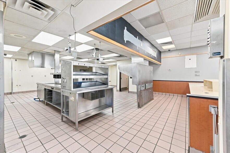 More Photos Of 1410 N Broadway St, Red Oak Fast Food For Lease