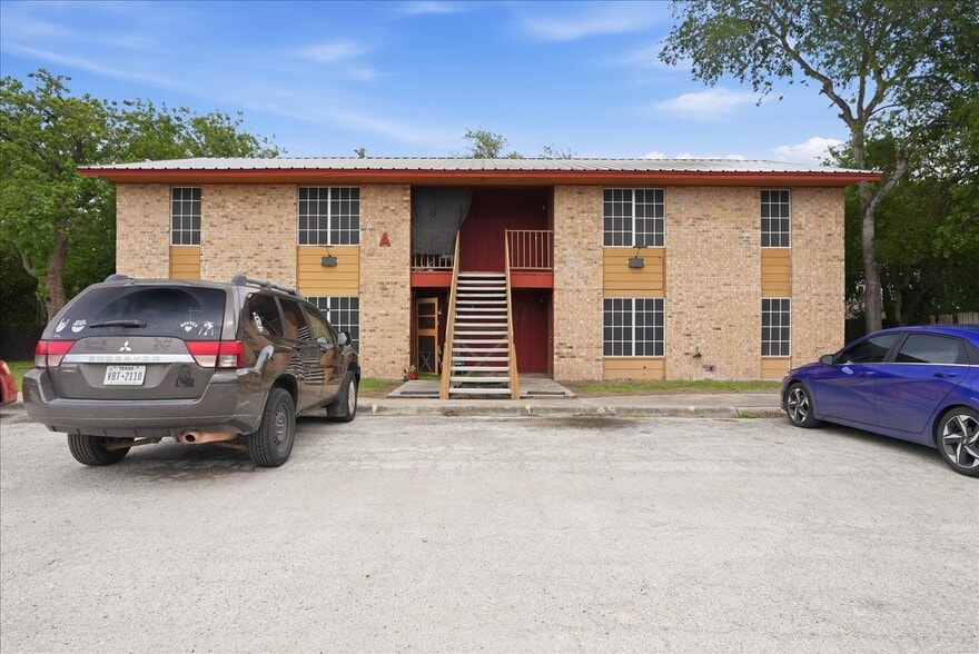 More Photos Of 600 E Crockett St, Beeville Apartments For Sale