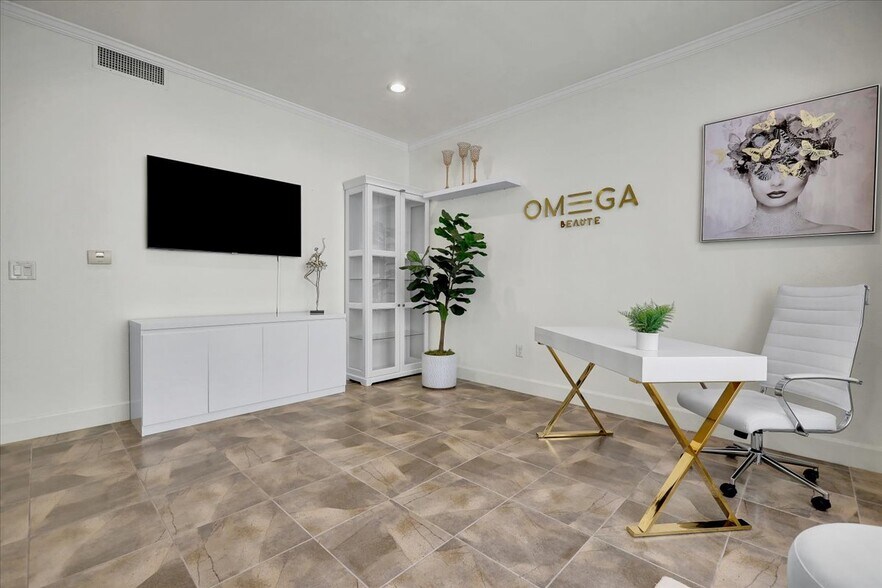 More Photos Of 300 E 4th St, Long Beach Apartments For Sale
