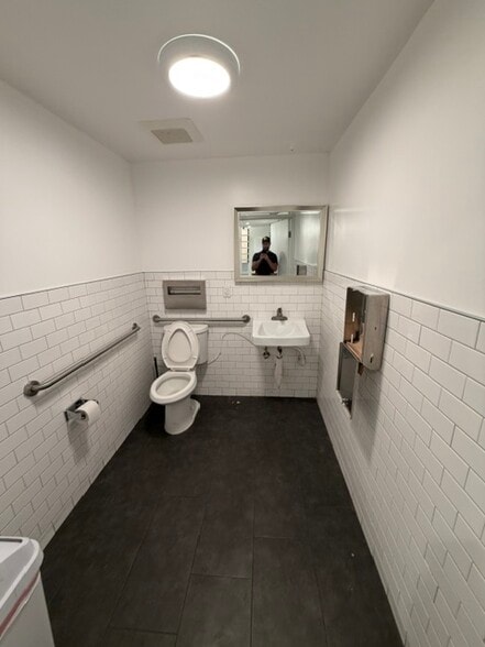 More Photos Of 10835-10845 Vanowen St, North Hollywood Warehouse For Lease