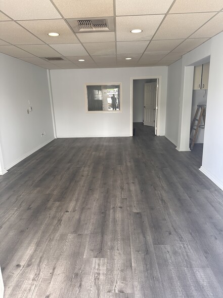 More Photos Of 658 Hawthorne St, Glendale Showroom For Lease