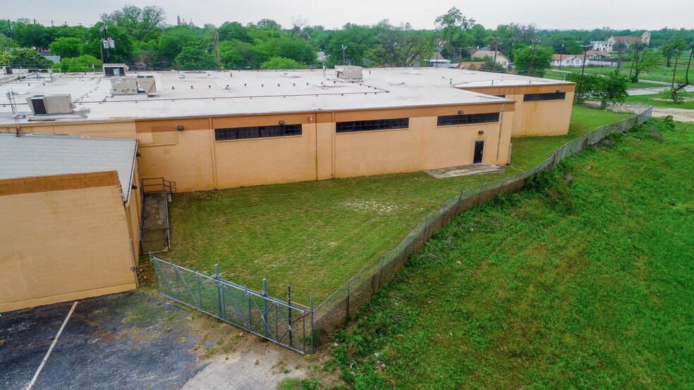 More Photos Of 711 Culebra Rd, San Antonio Distribution For Lease