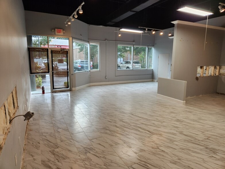 More Photos Of 7901 Kingspointe Pky, Orlando Showroom For Sale