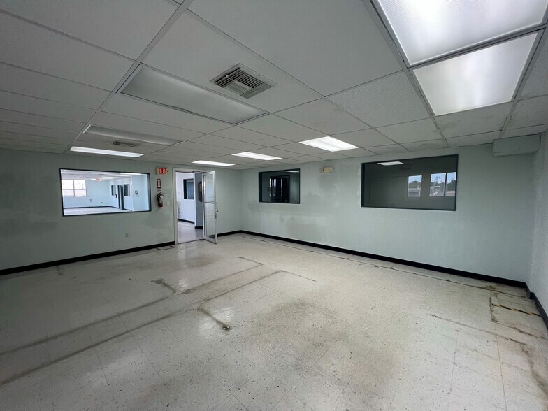 More Photos Of 2700 NW 36th St, Miami Office Residential For Lease