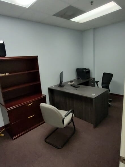 More Photos Of 585 S Birdneck Rd, Virginia Beach Showroom For Lease