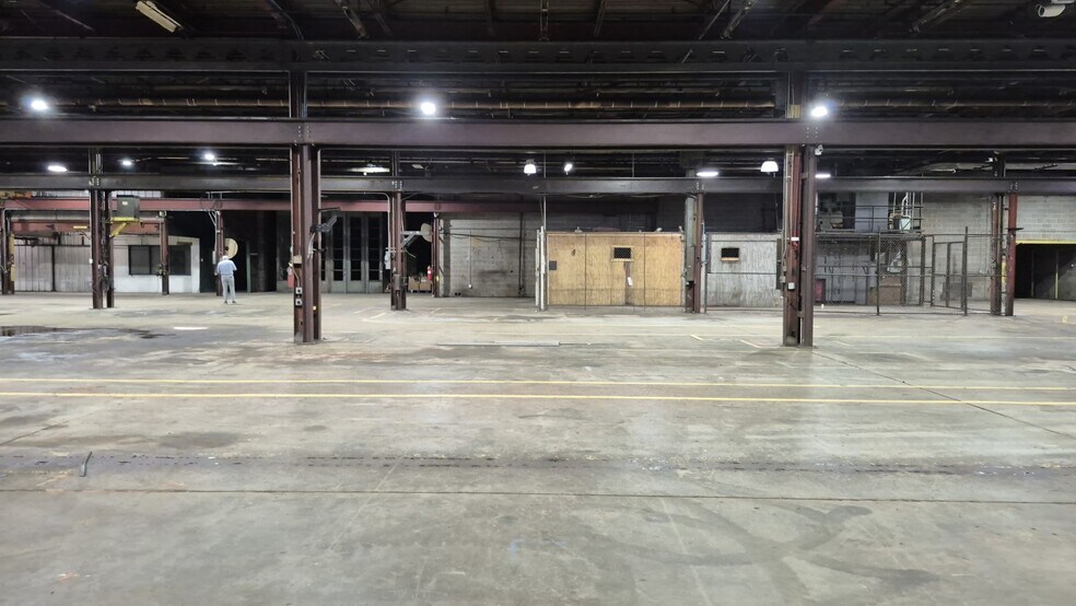 More Photos Of 400 Aviation Plz, Hot Springs Manufacturing For Lease