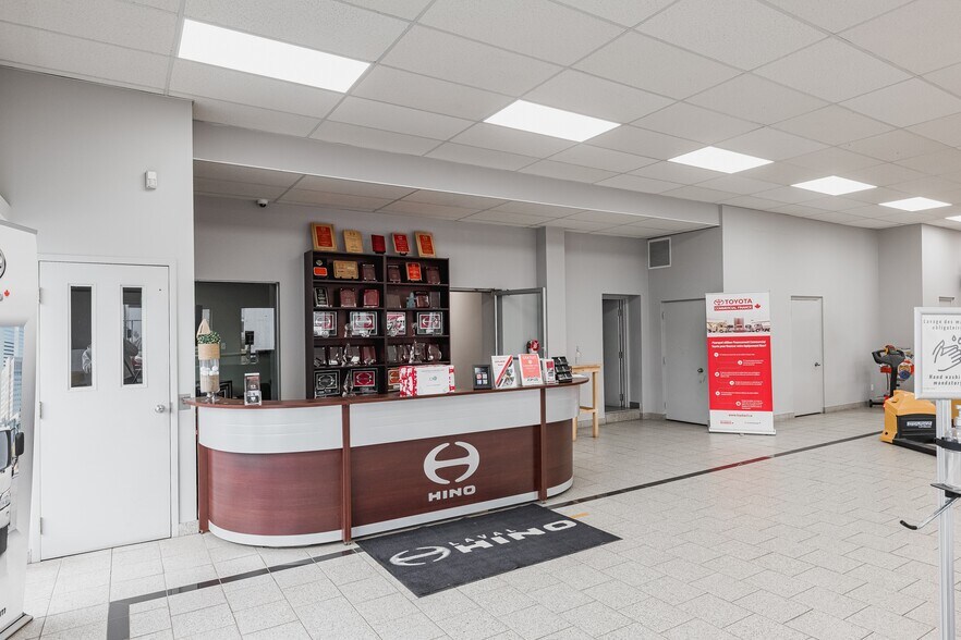 More Photos Of 1385 Boul Des Laurentides, Laval Warehouse For Sale