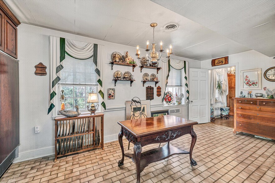 More Photos Of 934 Commander Dr, Roanoke Specialty For Sale