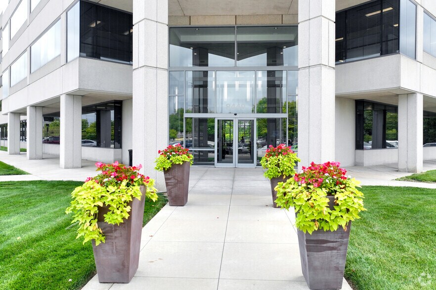 More Photos Of 8440 Woodfield Crossing Blvd, Indianapolis Office For Lease