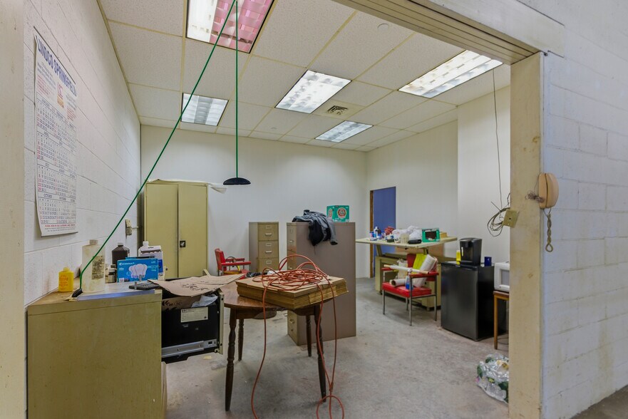 More Photos Of 77 Industrial Park Rd, Vernon Warehouse For Lease