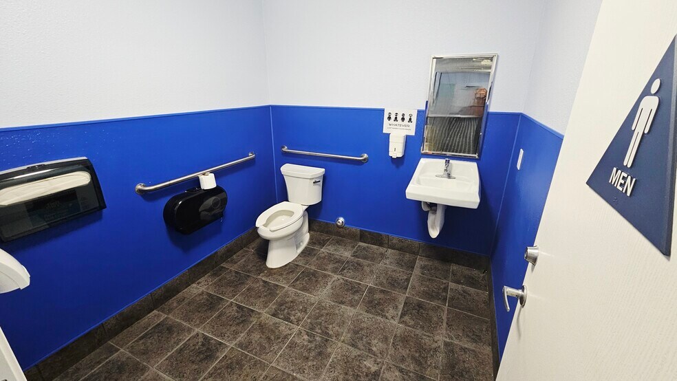 More Photos Of 306-308 Roberts Ln, Bakersfield Storefront Retail Residential For Sale