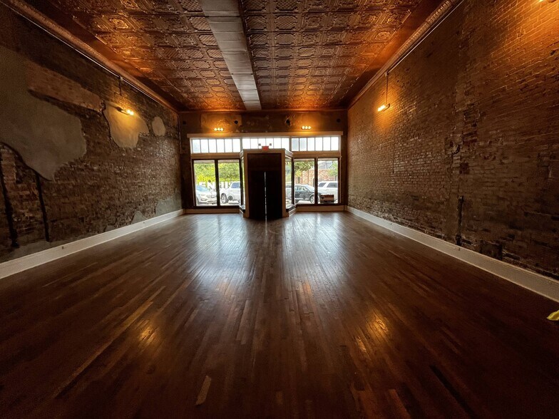 More Photos Of 204 W Knox St, Ennis Storefront Retail Office For Lease