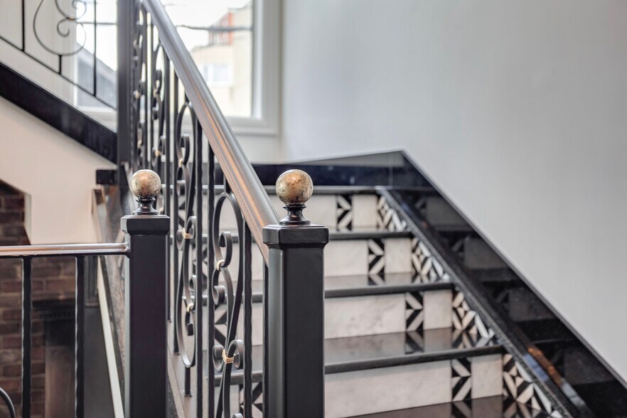 More Photos Of 11833 102 Ave NW, Edmonton Medical For Sale