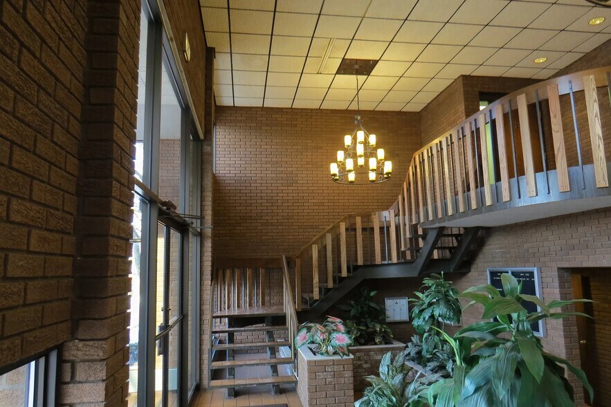 More Photos Of 1802 Robin Hood Blvd, Schererville Office For Lease