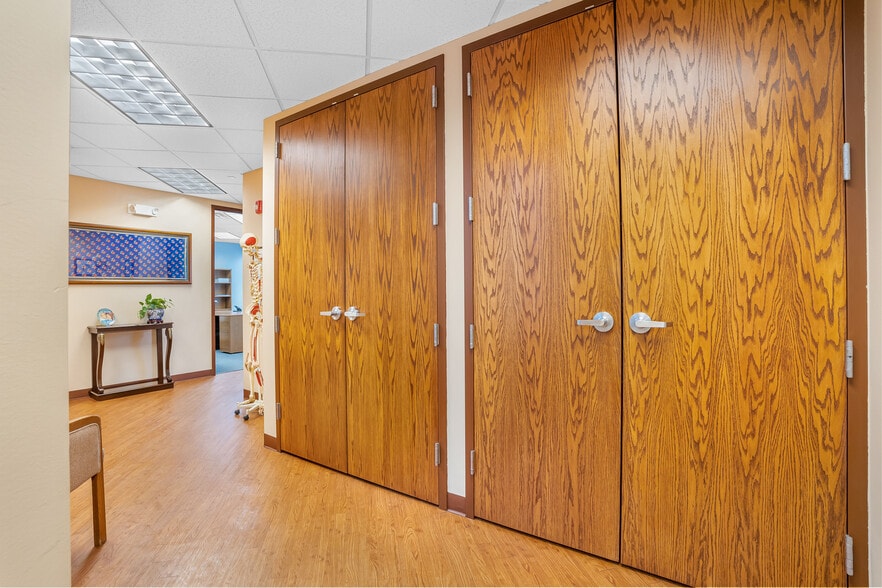 More Photos Of 1 TransAm Plaza Dr, Oakbrook Terrace Office For Sale