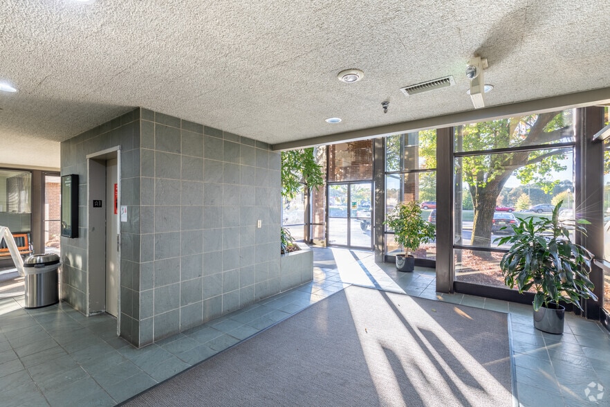 More Photos Of 3021 Lorna Rd, Birmingham Medical For Lease