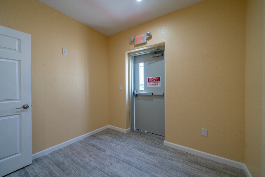 More Photos Of 6424 Queenston Blvd, Houston Light Distribution For Sale