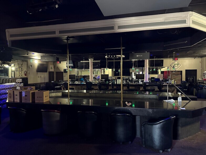 More Photos Of 8804 66th St N, Pinellas Park Bar For Lease