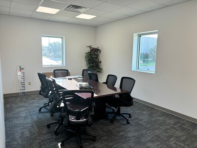 More Photos Of 320 NE 39th Ter, Oklahoma City Flex For Lease