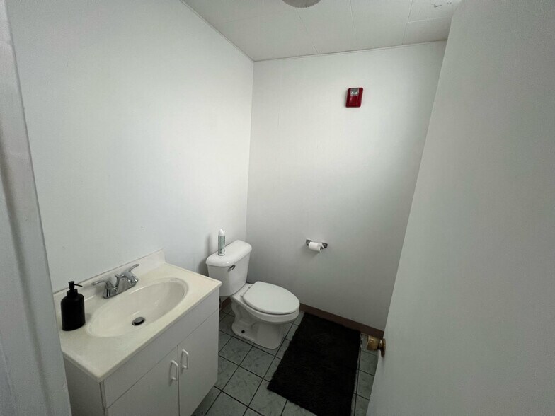 More Photos Of 103 Glenham Ave, Warwick Warehouse For Sale