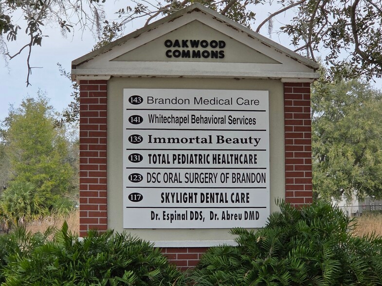 More Photos Of 143 N Oakwood Ave, Brandon Office For Lease