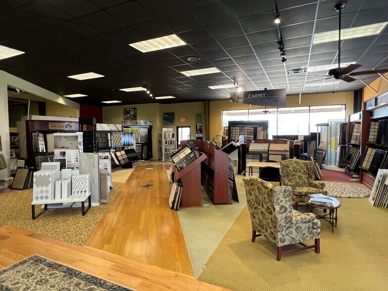 More Photos Of 4989 Mercer University Dr, Macon-Bibb Showroom For Sale