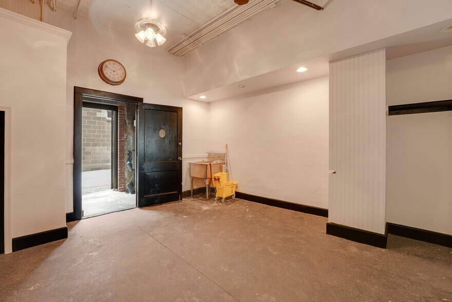More Photos Of 154 Main St, Painesville General Retail For Lease