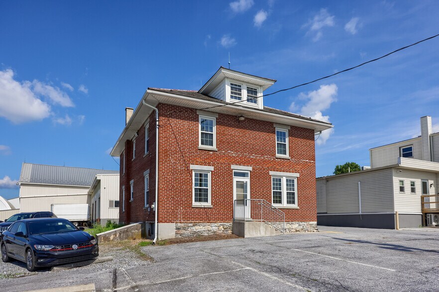 More Photos Of 135 Rothsville Station Rd, Lititz Office Residential For Lease