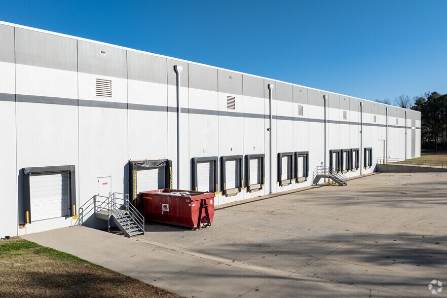 More Photos Of 8009-8013 Purfoy Rd, Fuquay-Varina Distribution For Lease