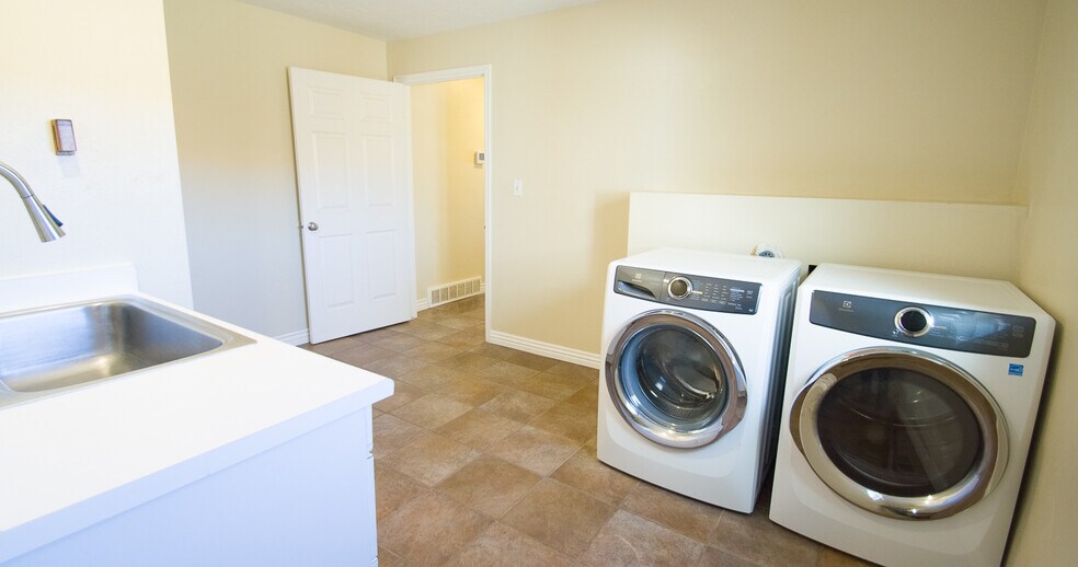 More Photos Of 397 N Wendy St, Torrey Specialty For Sale