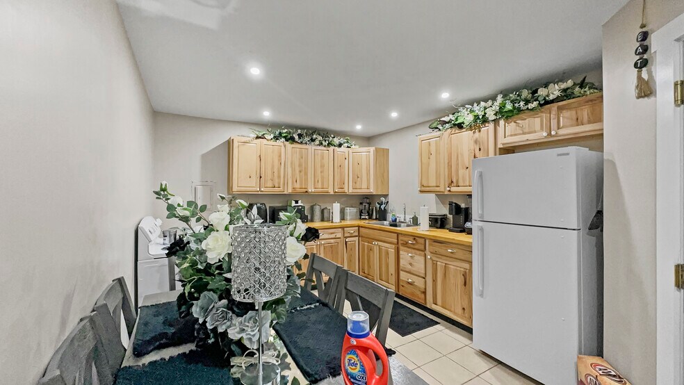 More Photos Of 300 S Cedar St, Crockett Apartments For Sale