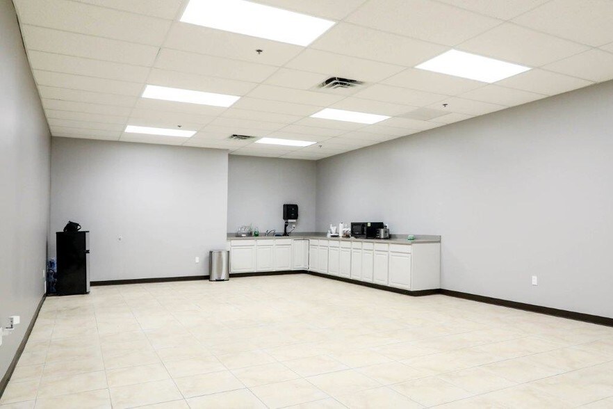 More Photos Of 14101-14105 Mccormick Dr, Tampa Light Manufacturing For Lease