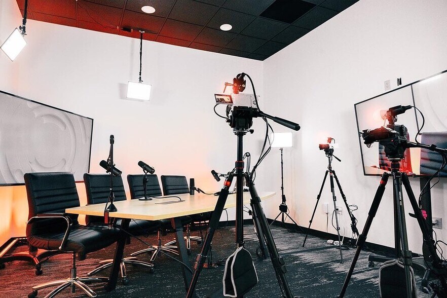 More Photos Of 10050 Crosstown Cir, Eden Prairie Office For Lease