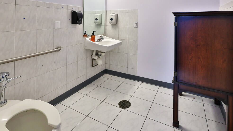 More Photos Of 2 Commerce Blvd, Palm Coast Warehouse For Lease