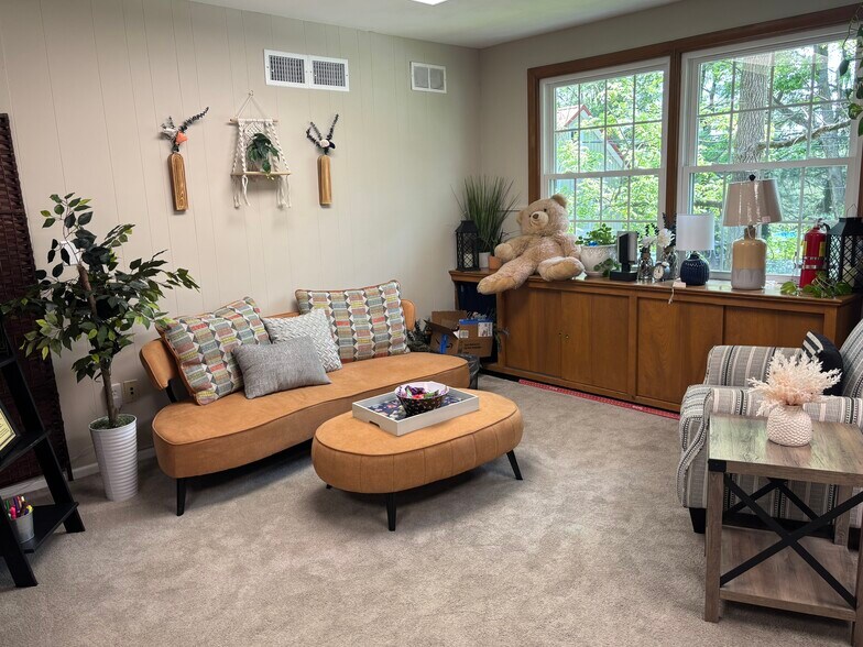 More Photos Of 53 W Brandt Blvd, Salunga Office Residential For Lease