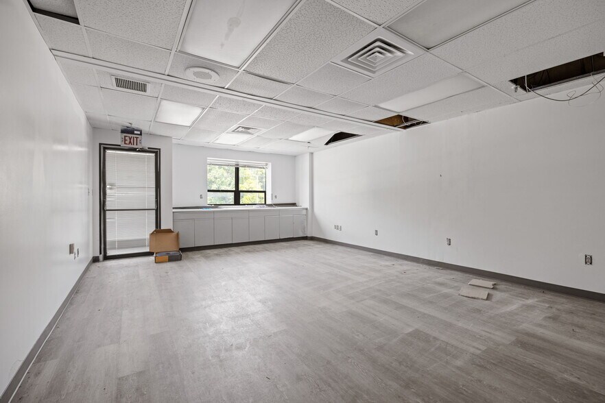 More Photos Of 2000 S Delphine Ave, Lyndhurst Warehouse For Lease