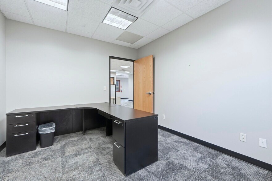 More Photos Of 2150 N Pointe Dr, Warsaw Office For Lease